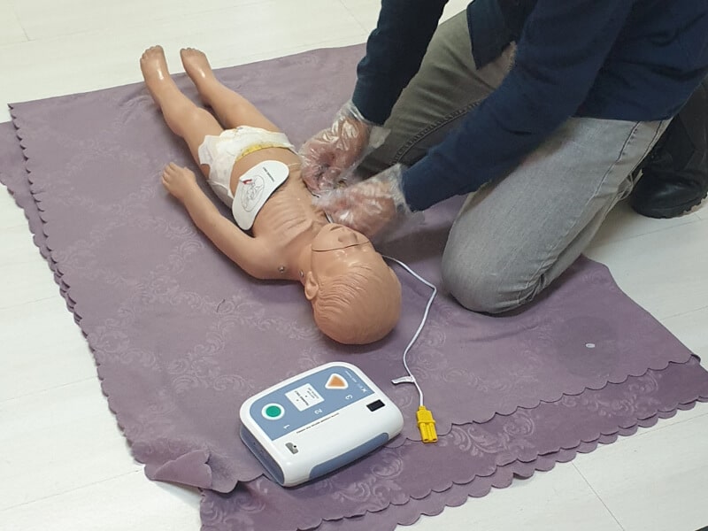 Otomatik Eksternal Defibrilatör (OED) Nasıl Uygulanır? (Bebekler ve Çocuklar)